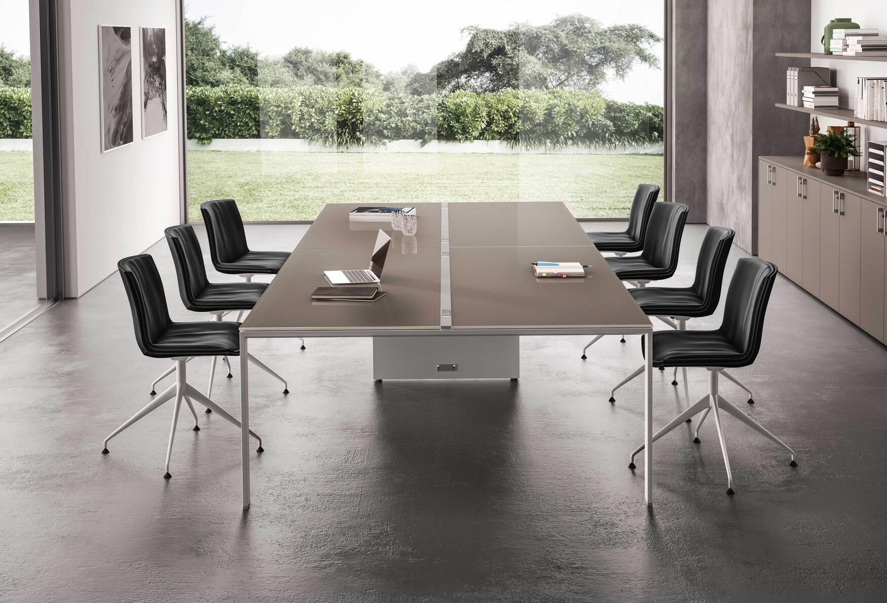 Tavolo riunioni, piano in vetro, con gambe a U in alluminio. 
Con aggiunta di Carter centrale per tavolo riunioni.