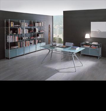 Socrate Office, tavolo in vetro e libreria in metallo.